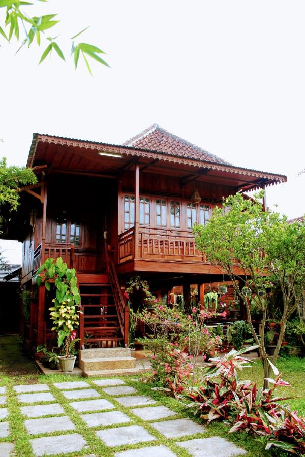 B&B Lembang - Oemah Kajoe Lembang - Bed and Breakfast Lembang