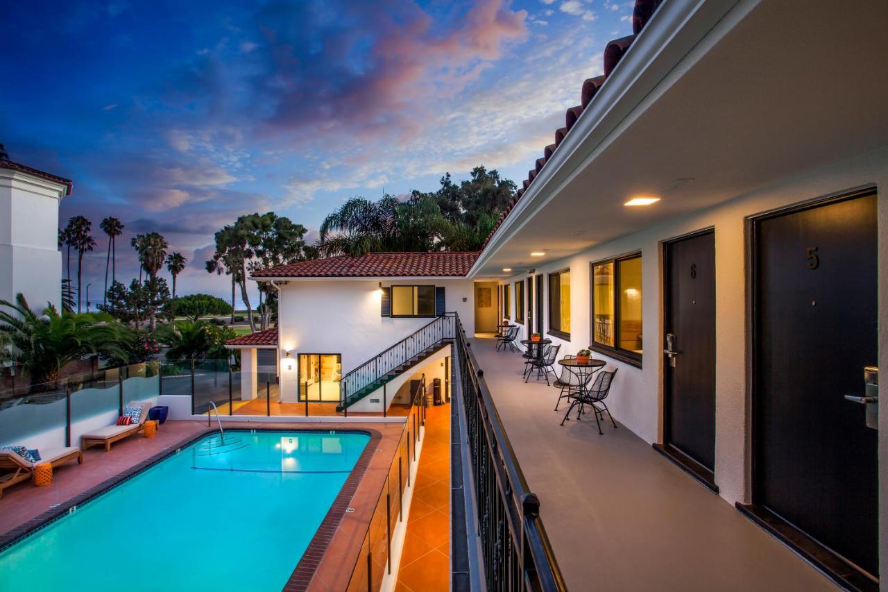 Double Queen Room with Pool View, Fireplace