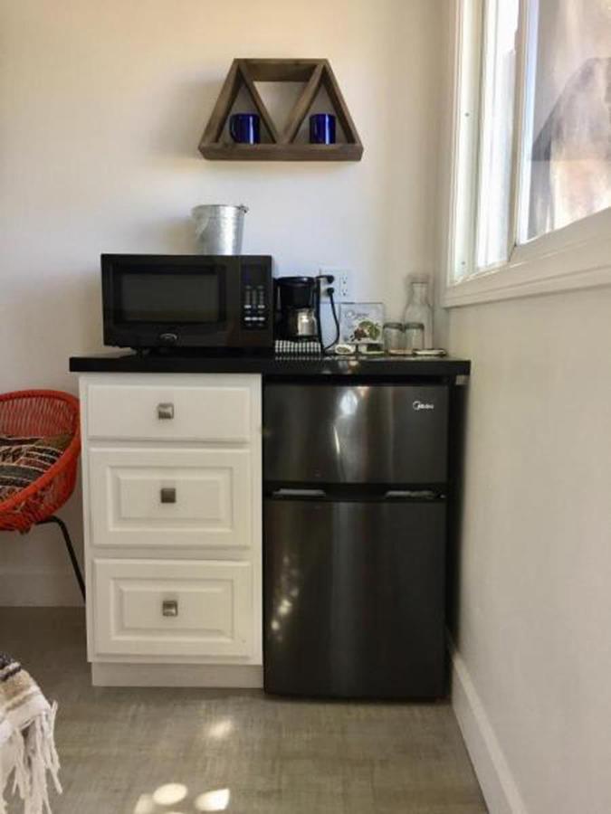 Habitación con cama extragrande, vistas a la piscina y chimenea