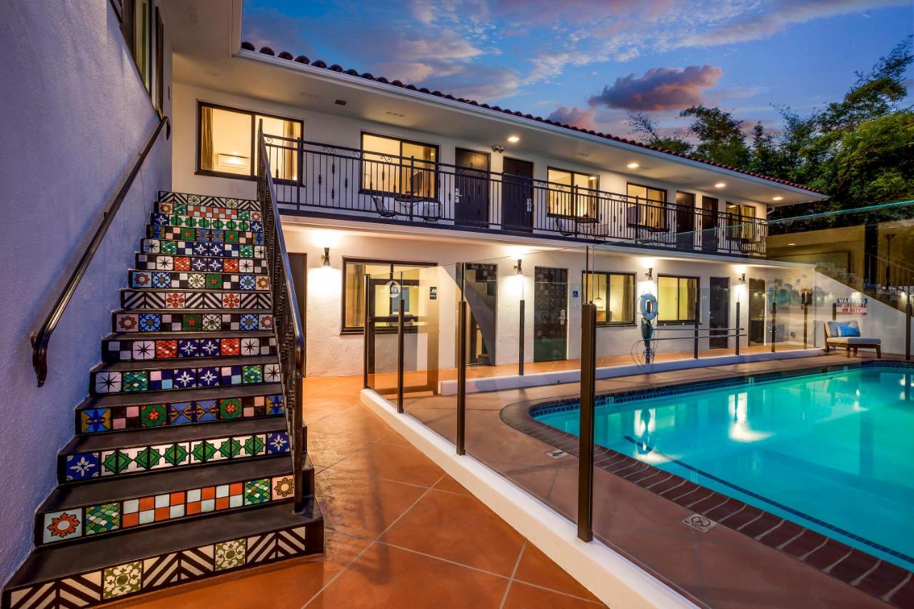 Double Queen Room with Pool View, Kitchen
