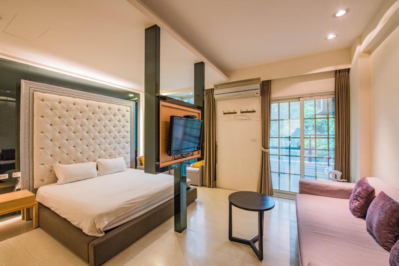 Zimmer mit Kingsize-Bett und Balkon