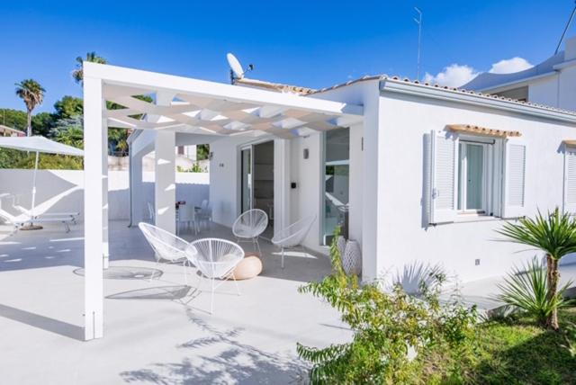 Total White Villa - B&B Fontane Bianche