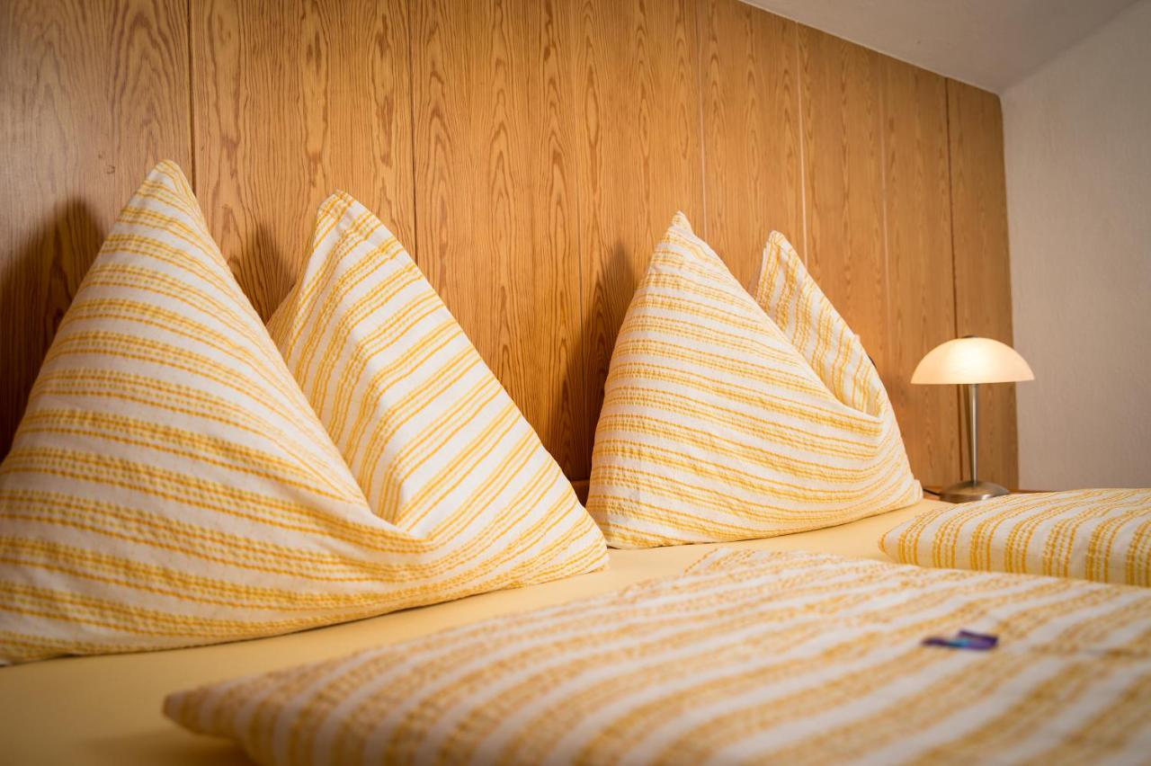Doppelzimmer mit Balkon und Gemeinschaftsbad