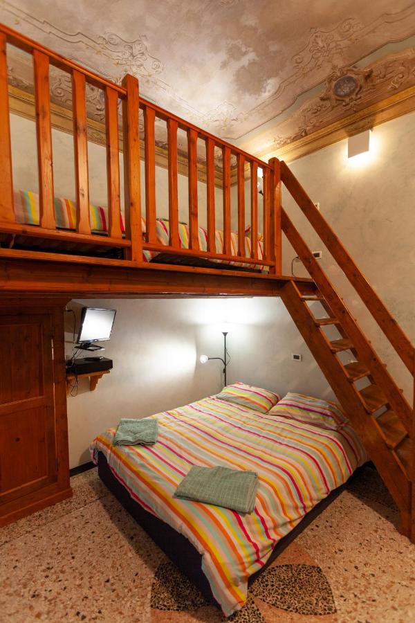 Vierbettzimmer mit einem eigenen Bad außerhalb des Zimmers