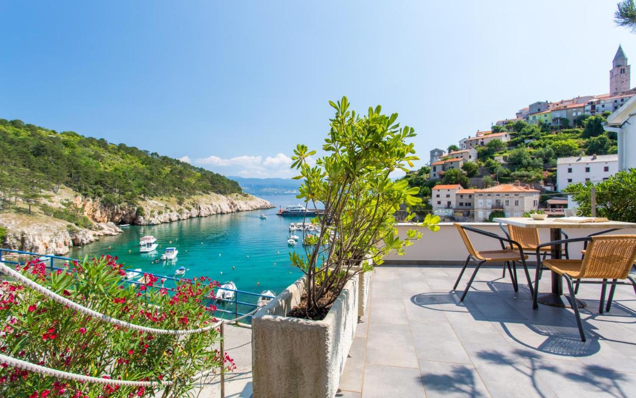 B&B Vrbnik - Seafront Apartment With Amazing Seaview - Bed and Breakfast Vrbnik