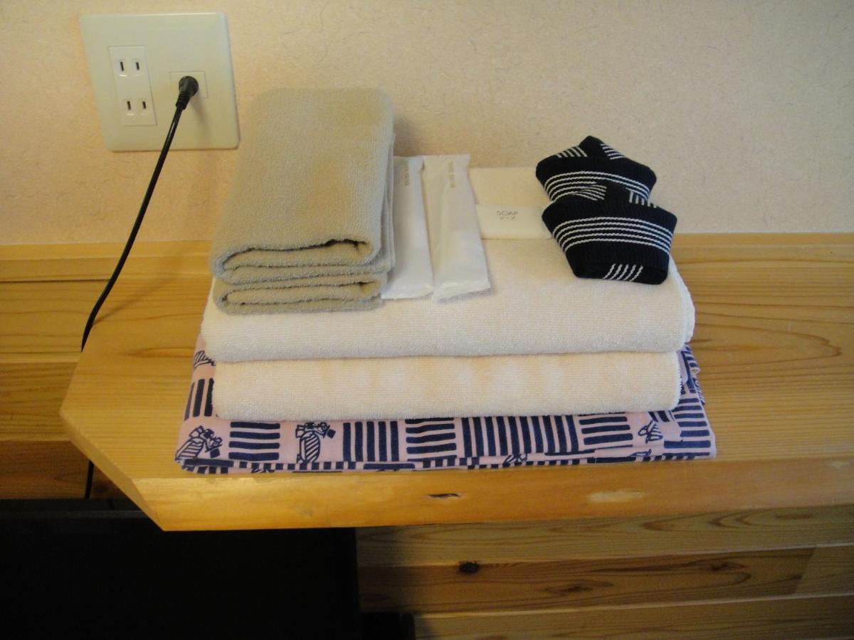 Tweepersoonskamer met 2 Aparte Bedden en Gedeelde Badkamer