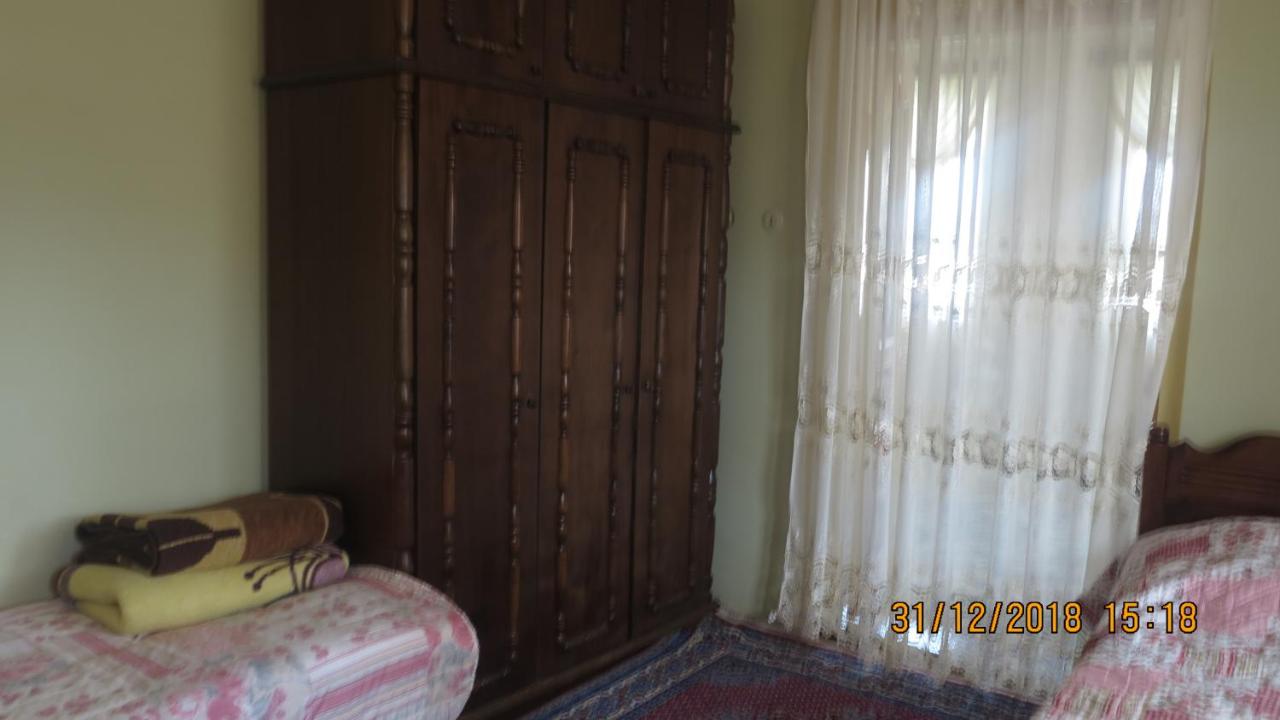 Deze driepersoonskamer heeft een gedeelde badkamer.