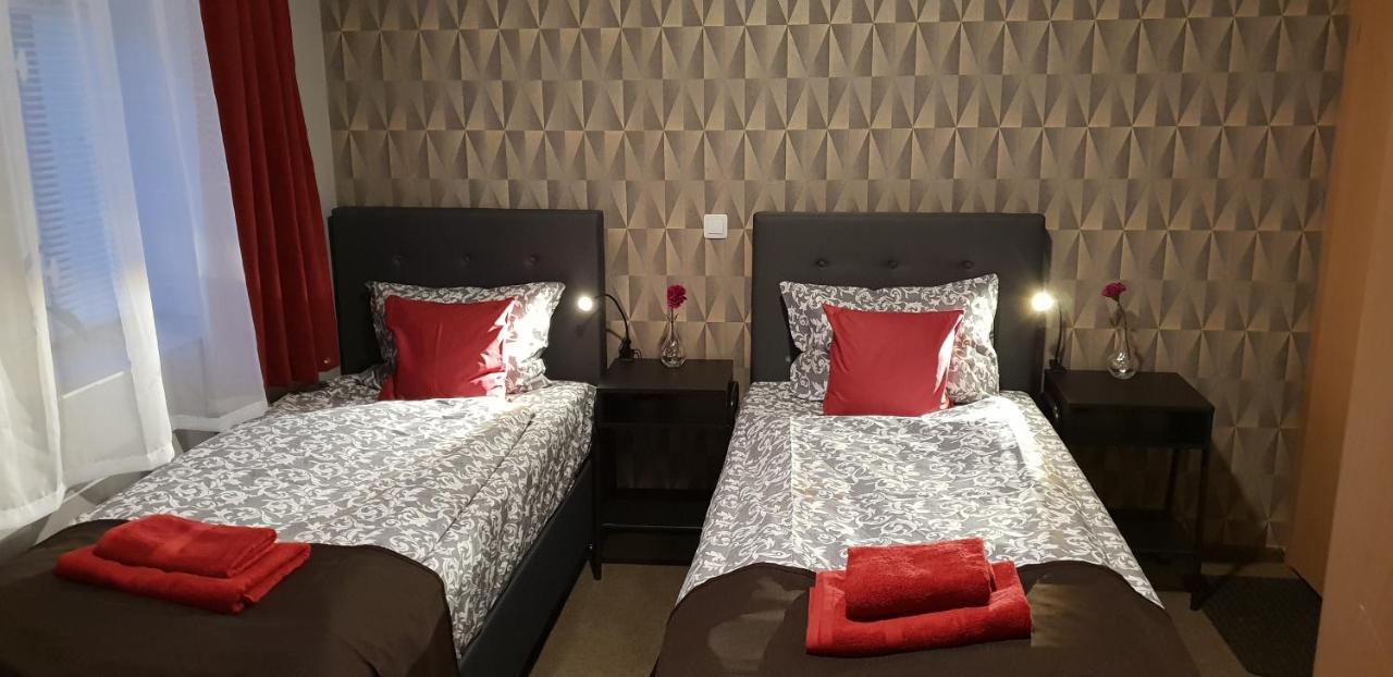 Zweibettzimmer mit Bad