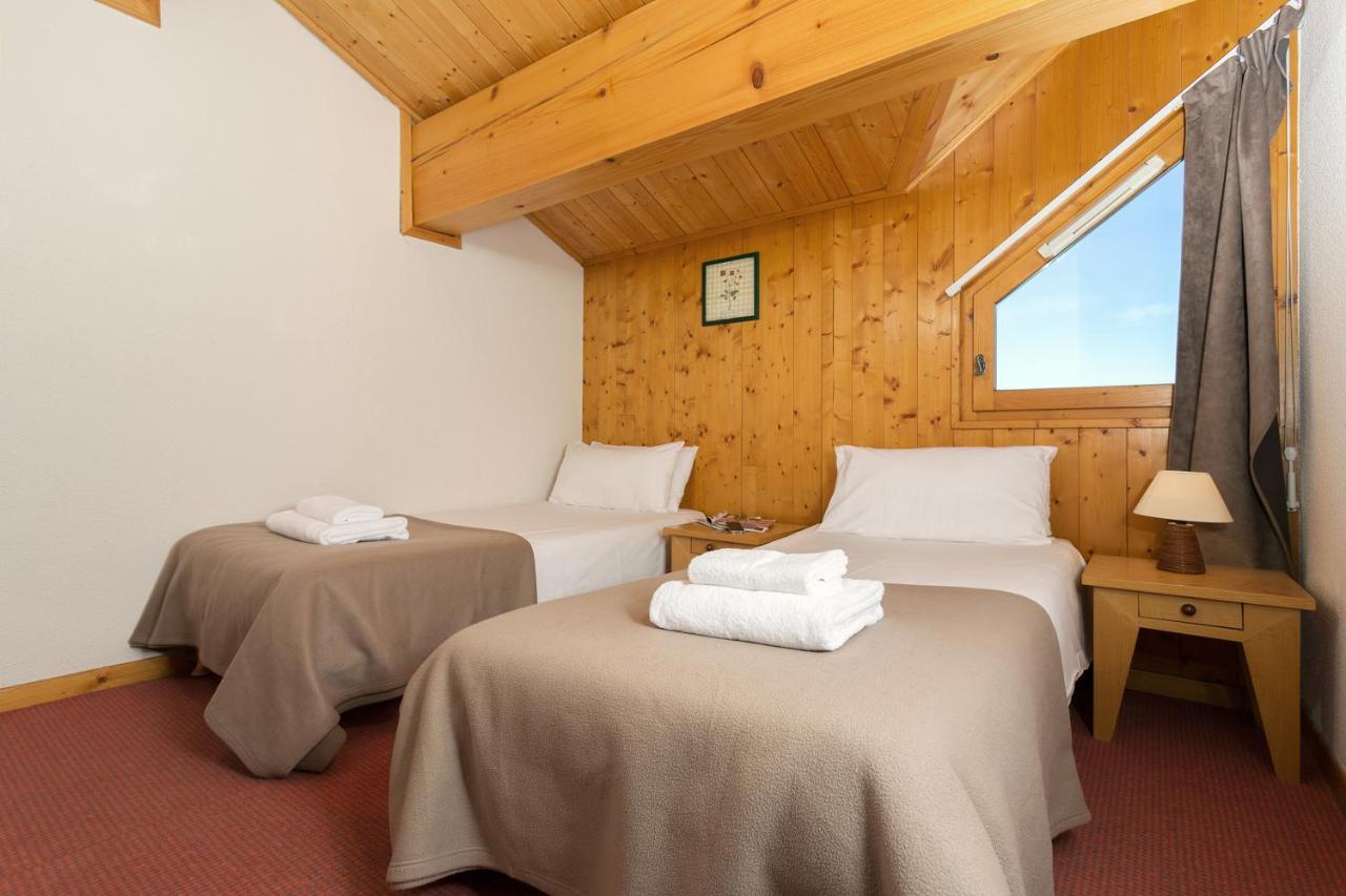 Chalet (10 Adults)