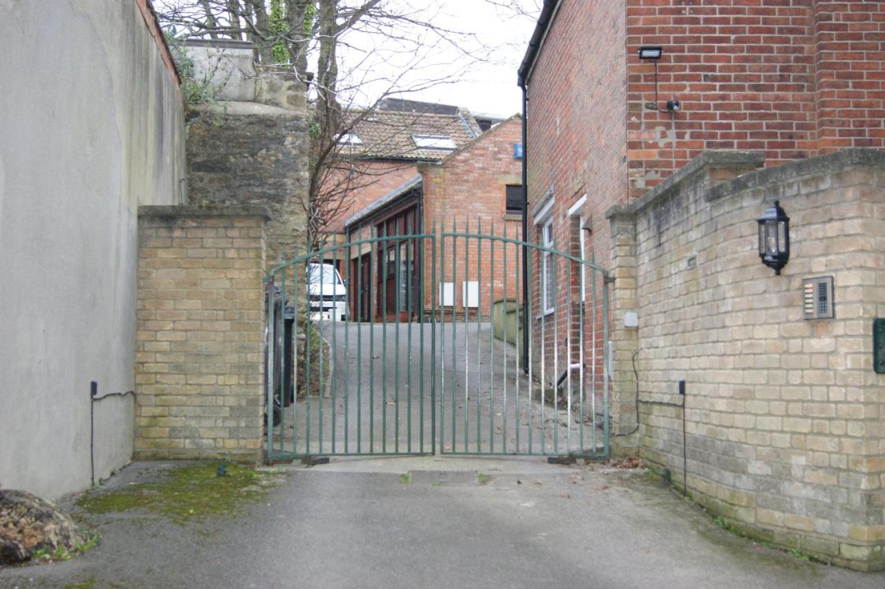 Stay in Yeovil Town Centre, Large 2 BD Apt With Parking, Sleeps 4 - B&B