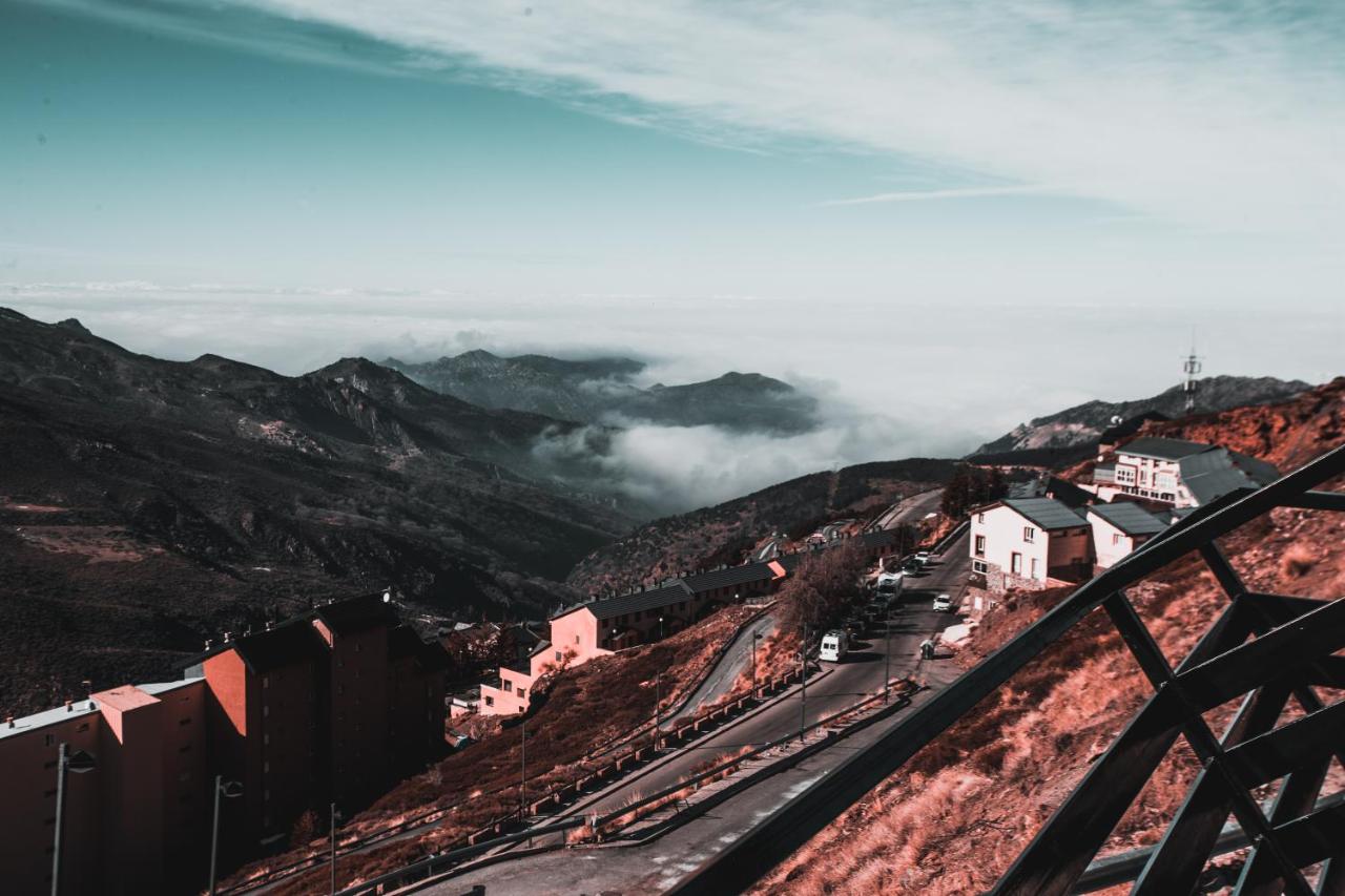 Apartment with Mountain View