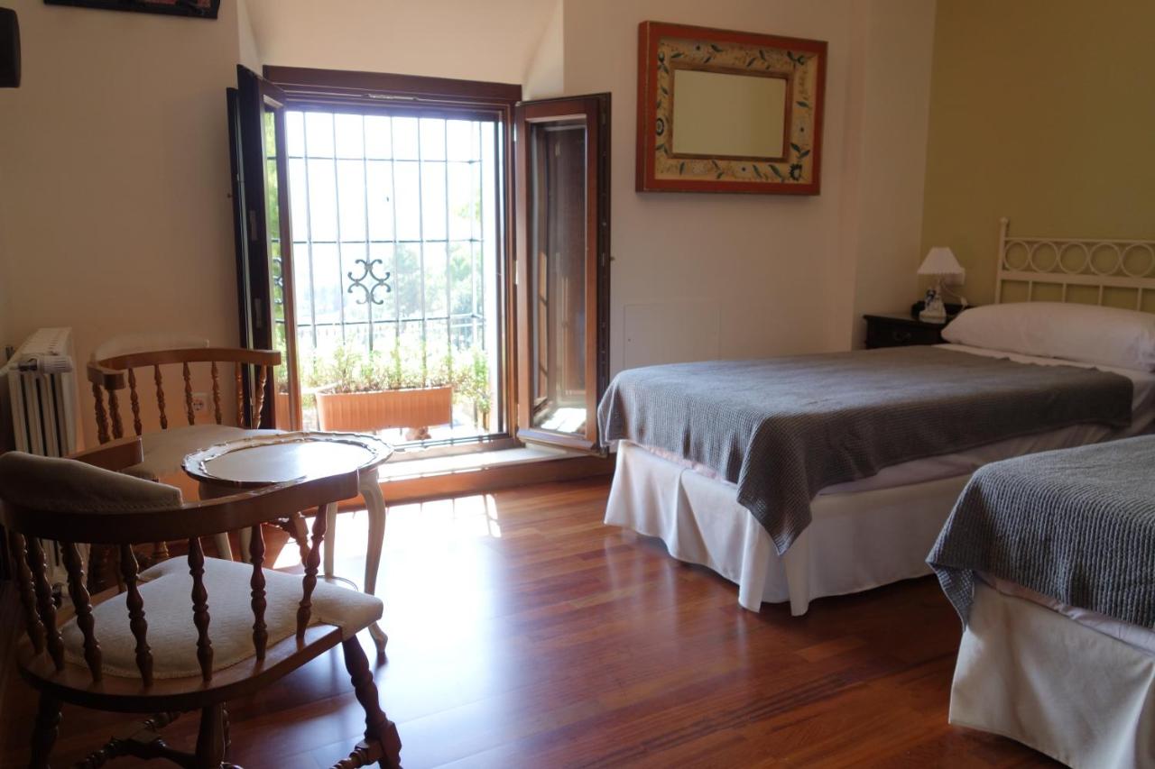 Double Room with private external bathroom and Mountain View