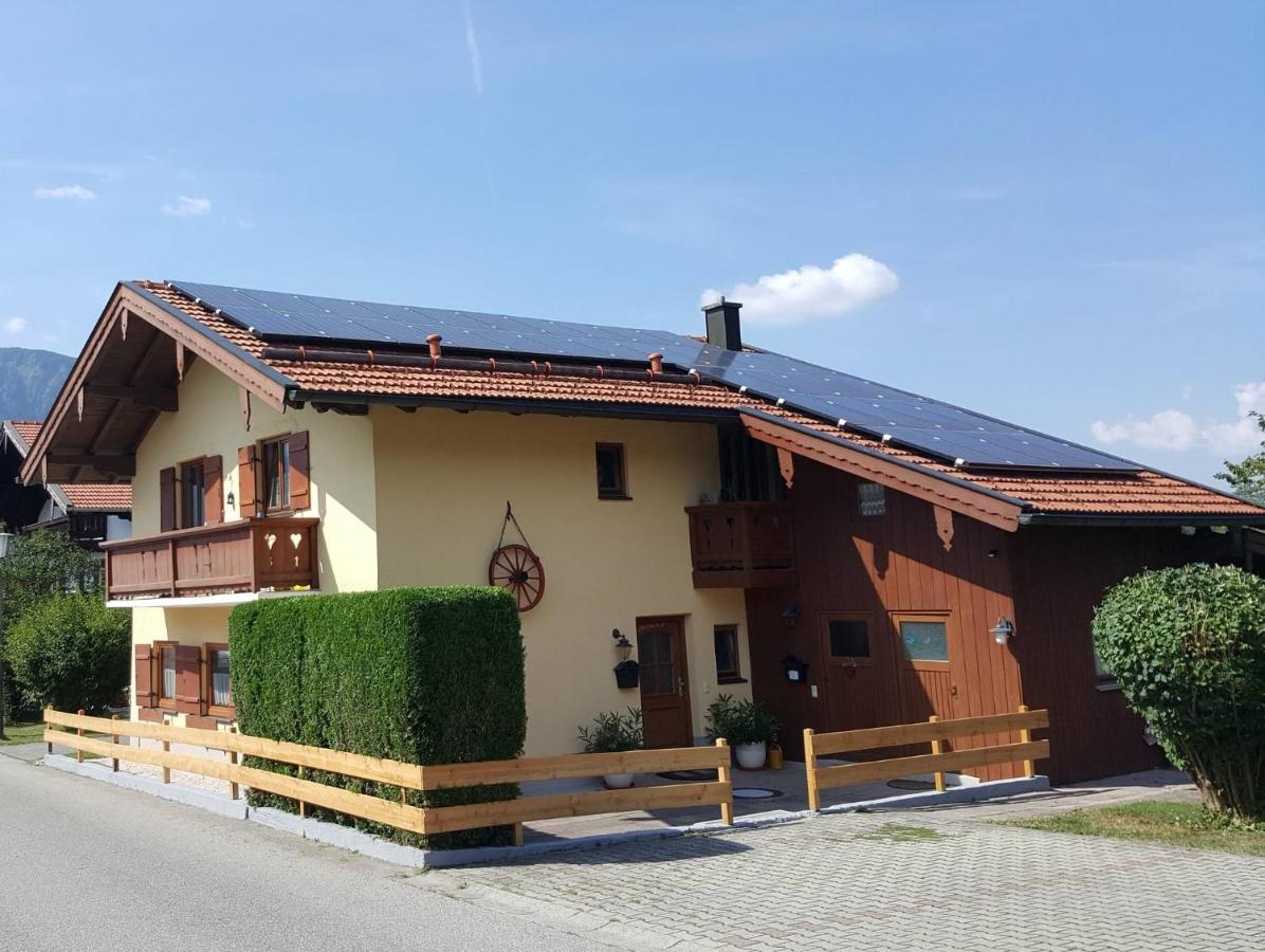 Chiemgauferienwohnungen - Wanderlust und Alpenrose - B&B
