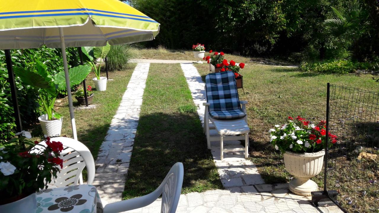 Apartment Nena- apartman sa posebnim ulazom u prizemlju, terasom i zelenom okućnicom - Chambres d'hôtes Rakotule