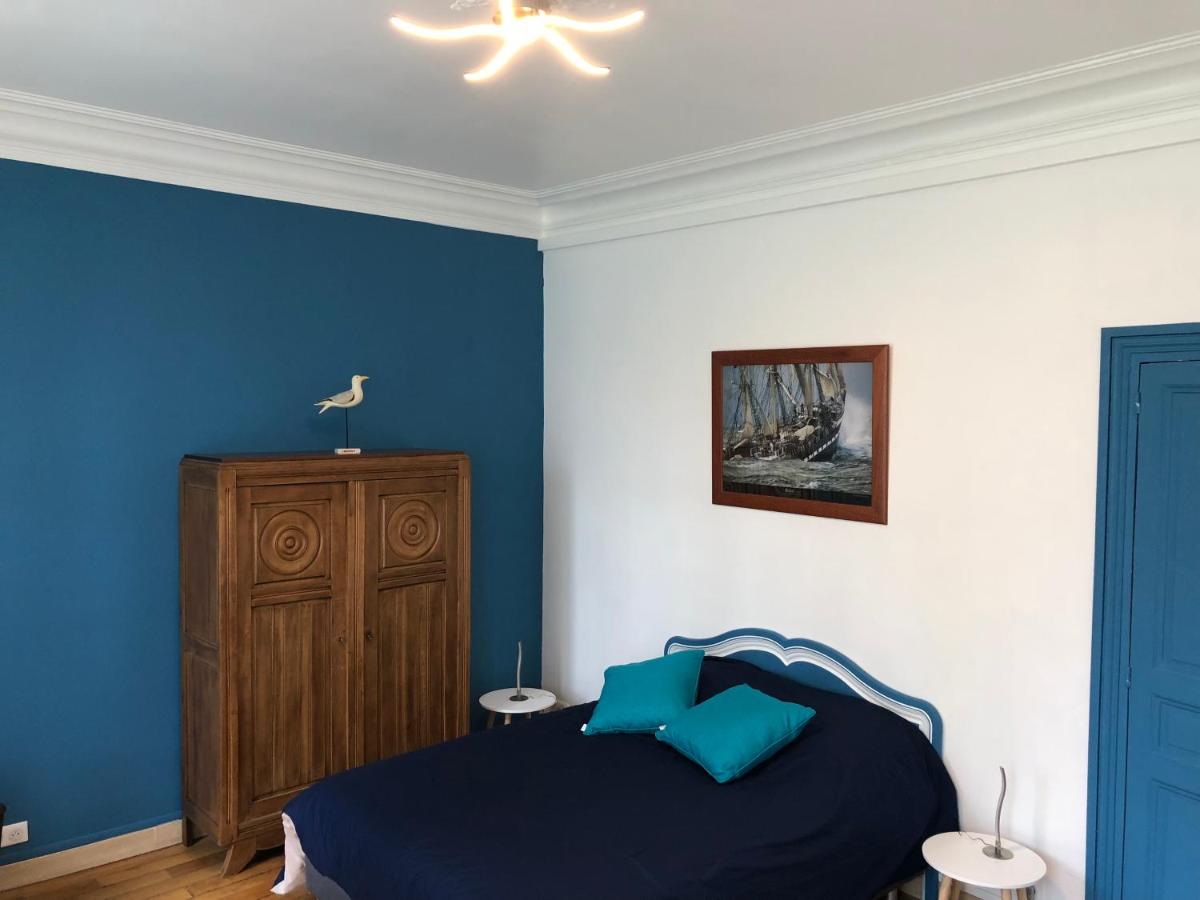 Habitación con cama extragrande y vistas al jardín 