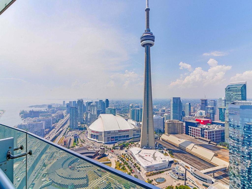 B&B Toronto - Presidential 2+1BR Condo, Entertainment District (Downtown) w/ CN Tower View, Balcony, Pool & Hot Tub - Bed and Breakfast Toronto