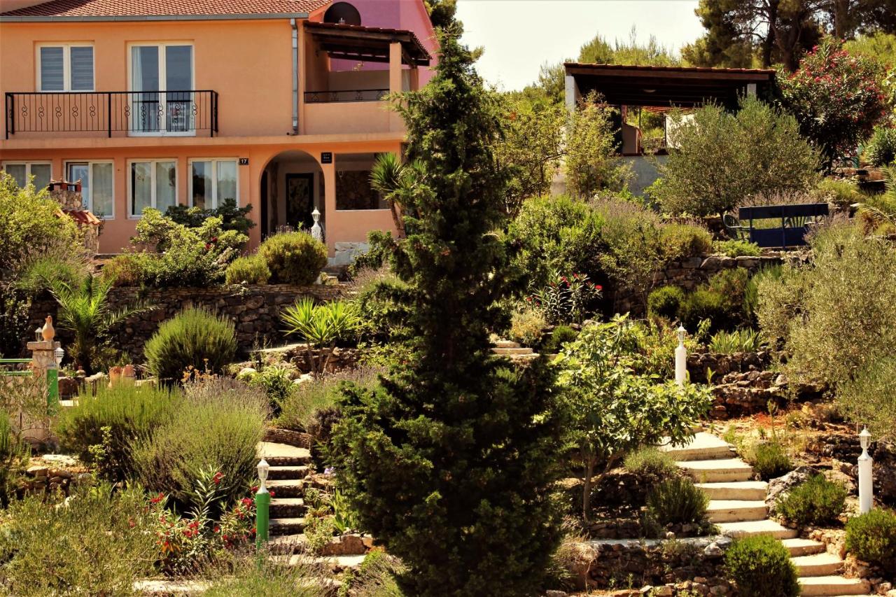 Apartments-Estate under the Paintbrush - B&B