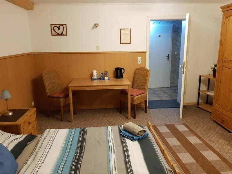 Zweibettzimmer mit Bad