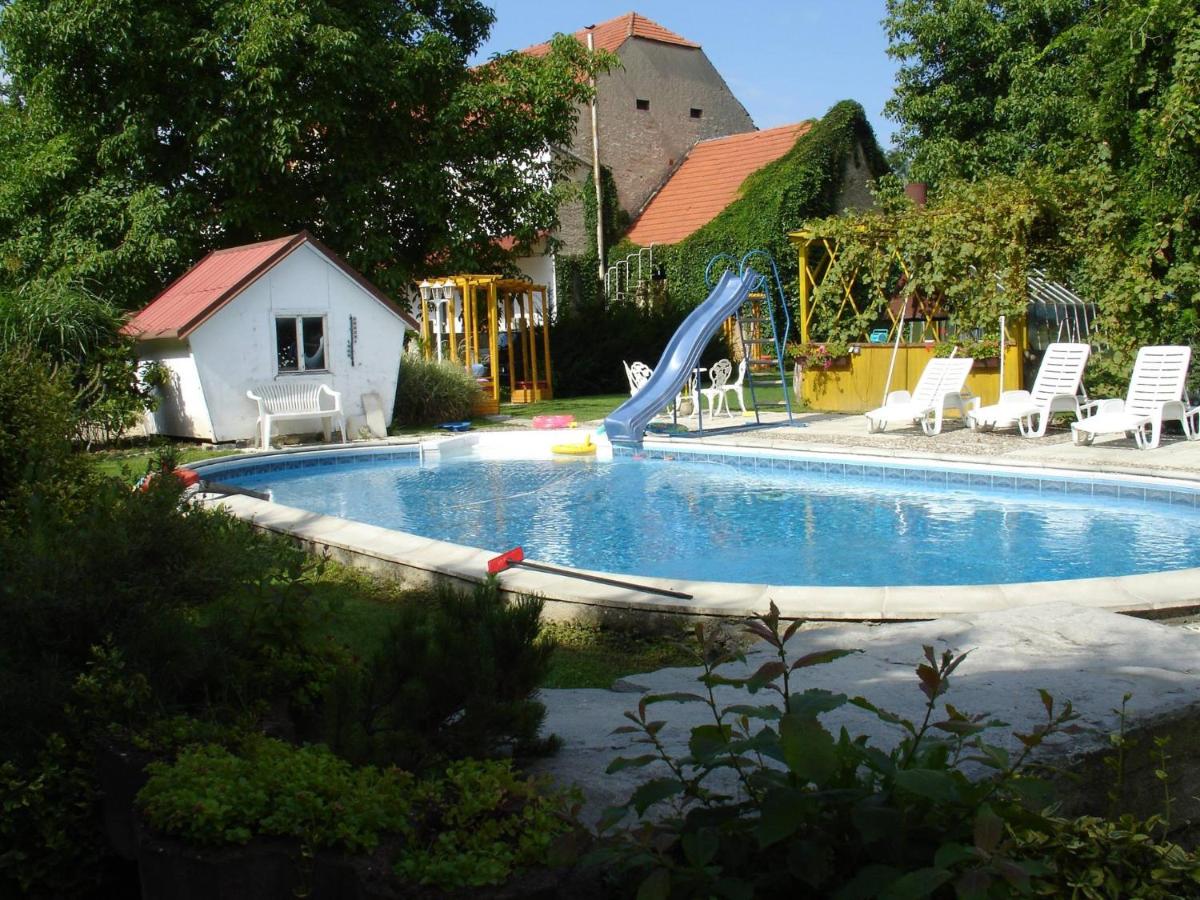 Penzion u lípy - B&B Jestřebí
