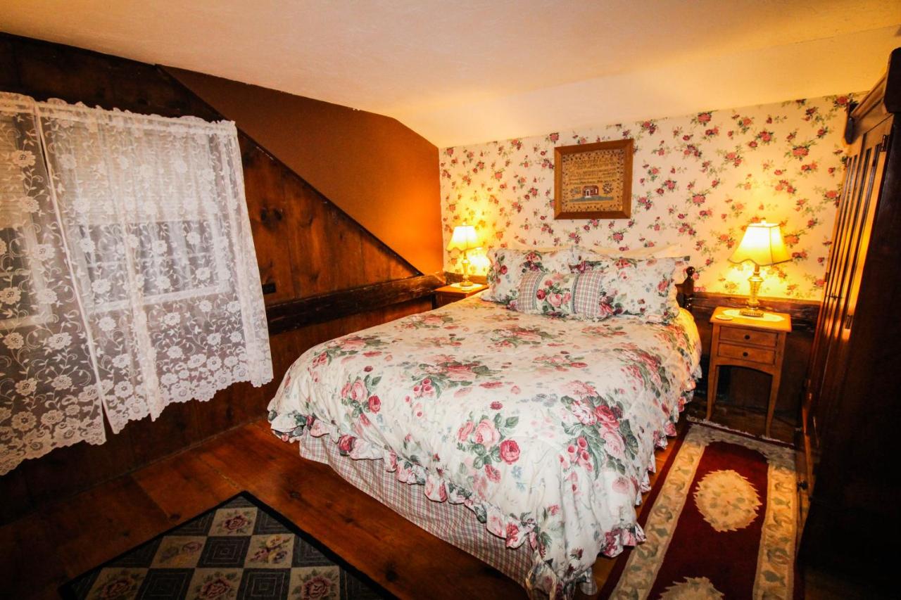 Zimmer mit Queensize-Bett und Gartenblick