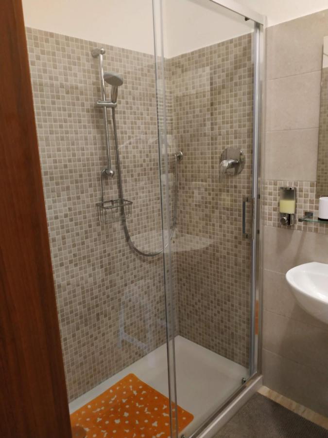 Camera Tripla Comfort con Bagno Privato e Doccia