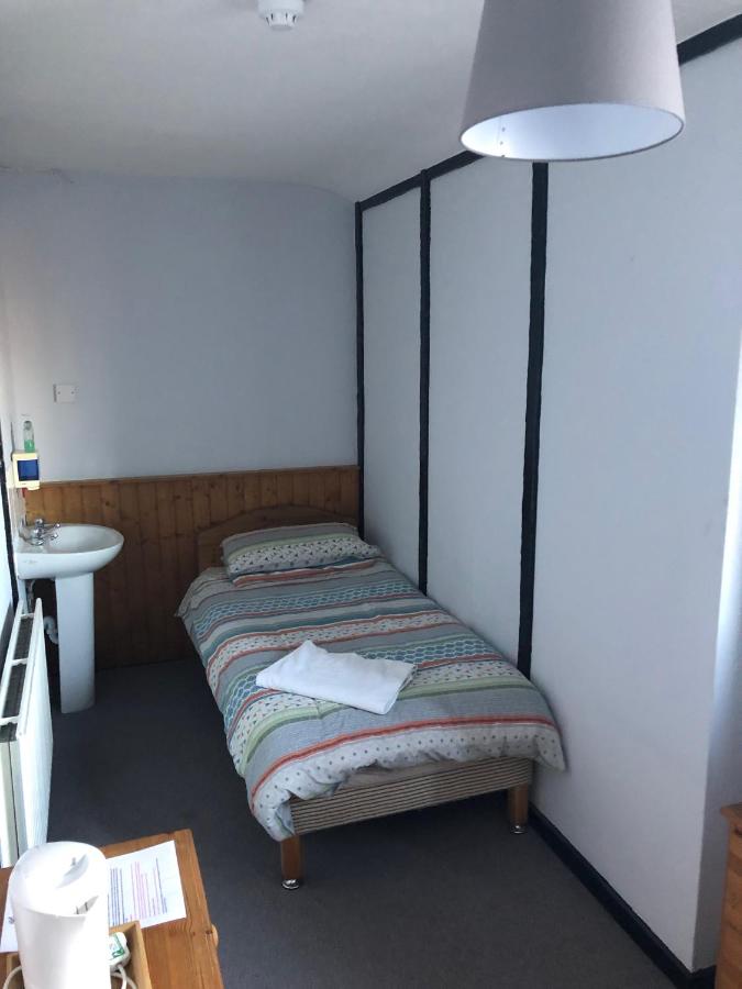 Camera Doppia con Letti Singoli e Bagno in Comune