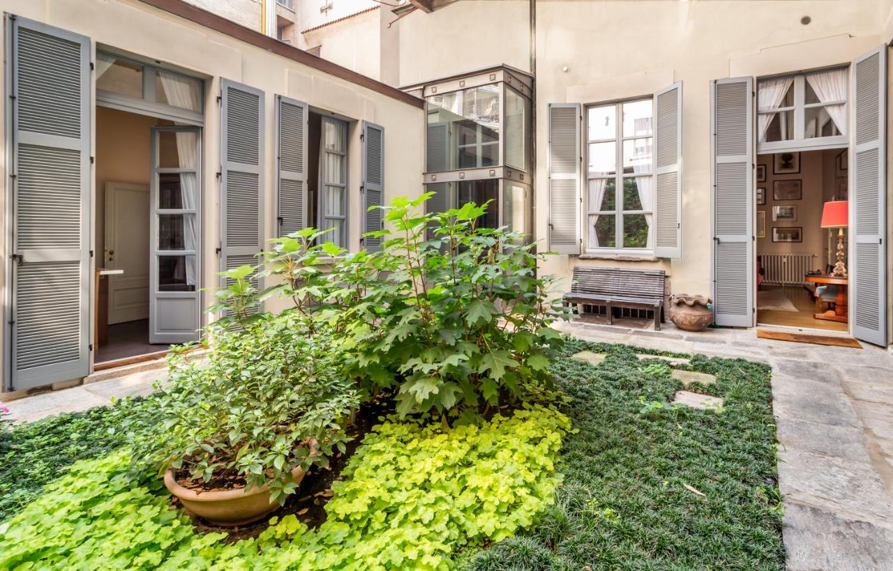 Antica Apartment with private Outdoor, in the Heart of Milan few steps from Duomo, By HouseinMIlano - Chambres d'hôtes Milan