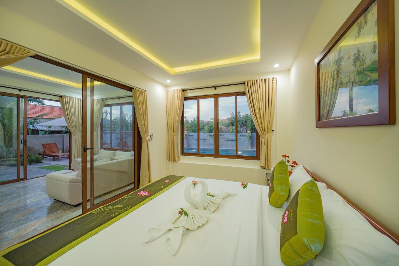 King Suite with Pool View