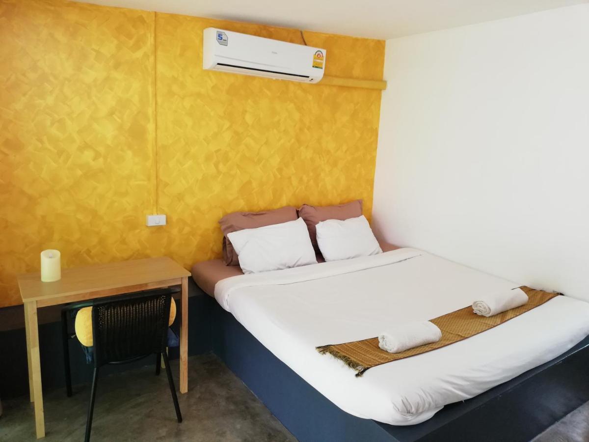 Habitación con cama extragrande y vistas al jardín