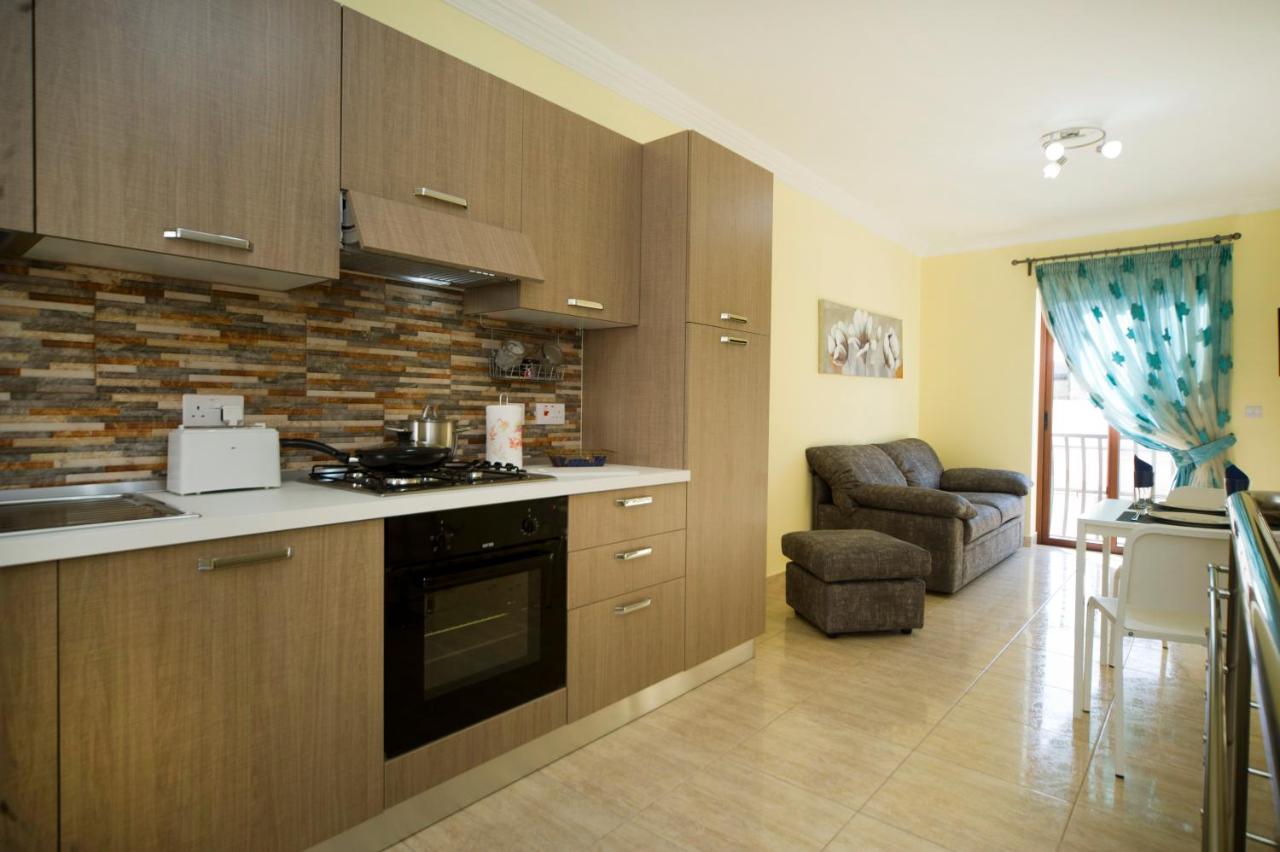 B&B Sliema - Sliema duplex 1 bedroom apartment with 2 bathrooms- Sleep 4 - Bed and Breakfast Sliema