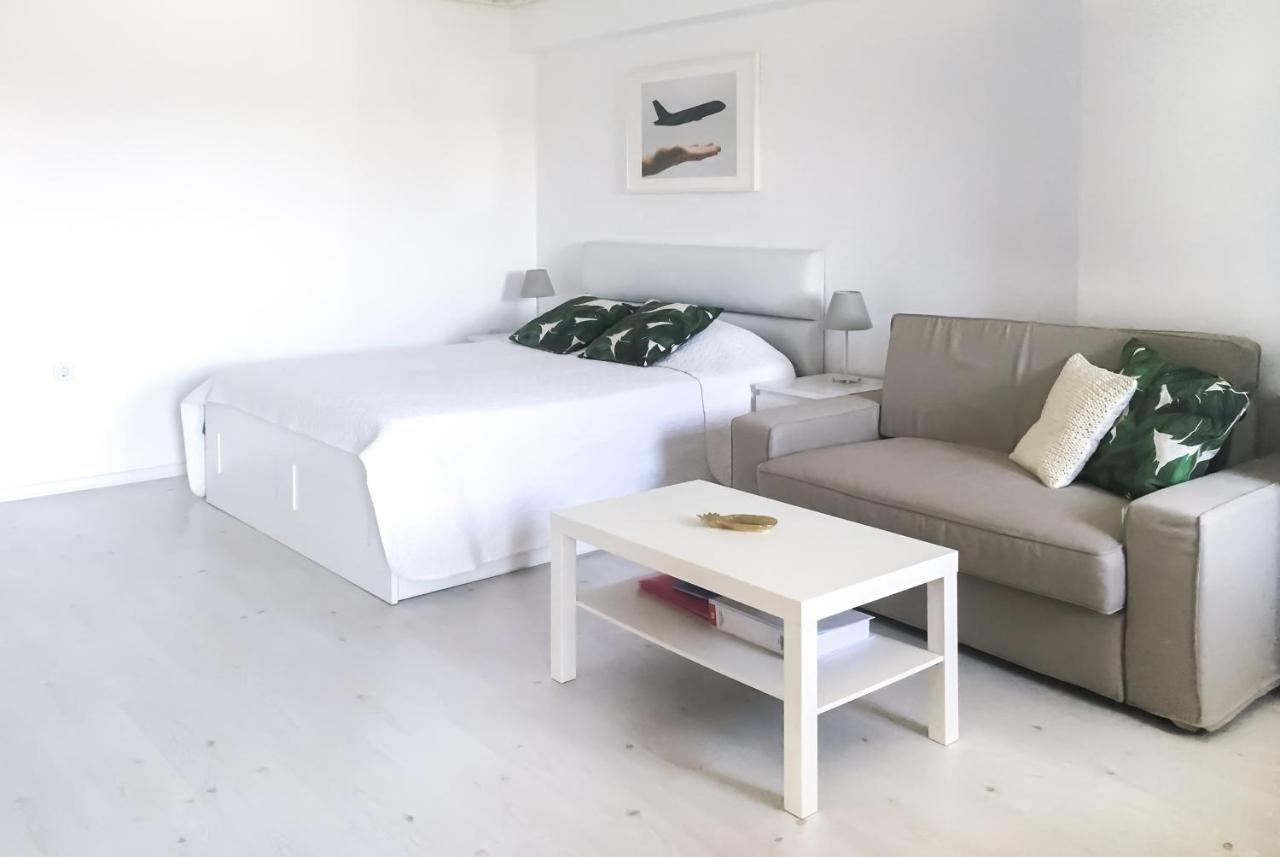 Airport Residence - Across from Otopeni Airport - B&B