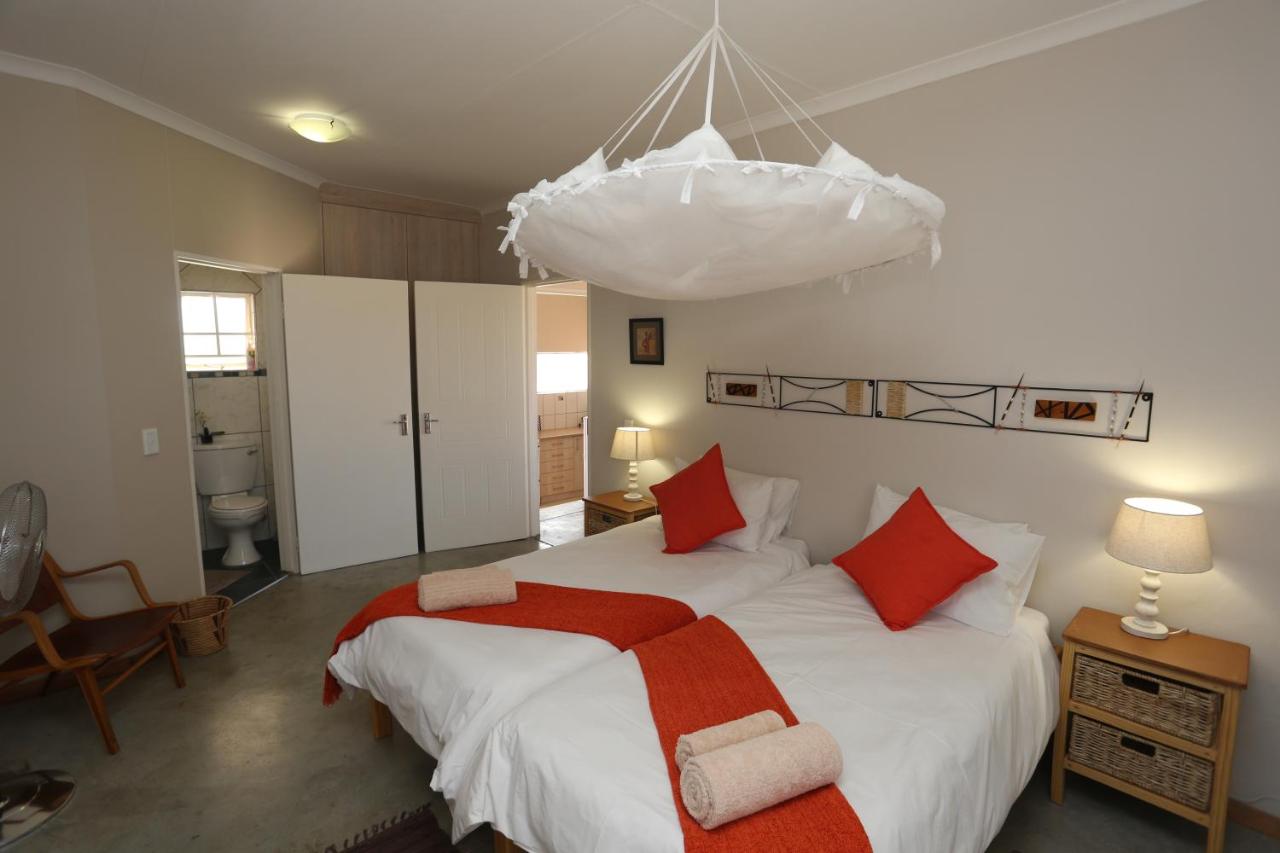 Orange House Self Catering - Bed and Breakfast Aus