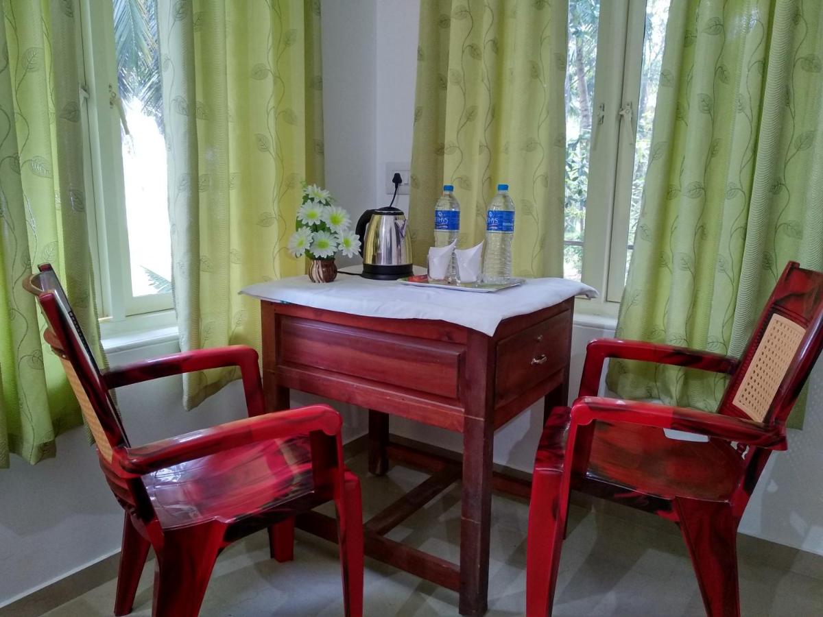 RoomNo.104 Deluxe Double Room with Balcony and Lake view and AC