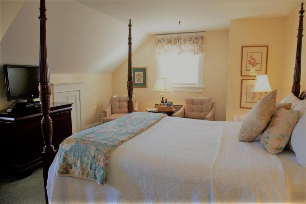 Standard Queen Room