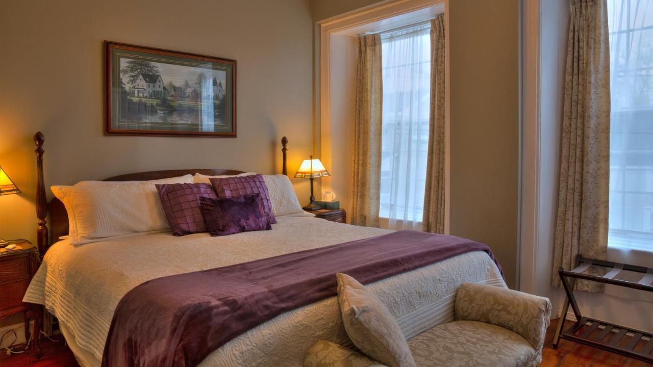 B&B Brockville - Sir Isaac Brock B&B Luxury Suites - Bed and Breakfast Brockville