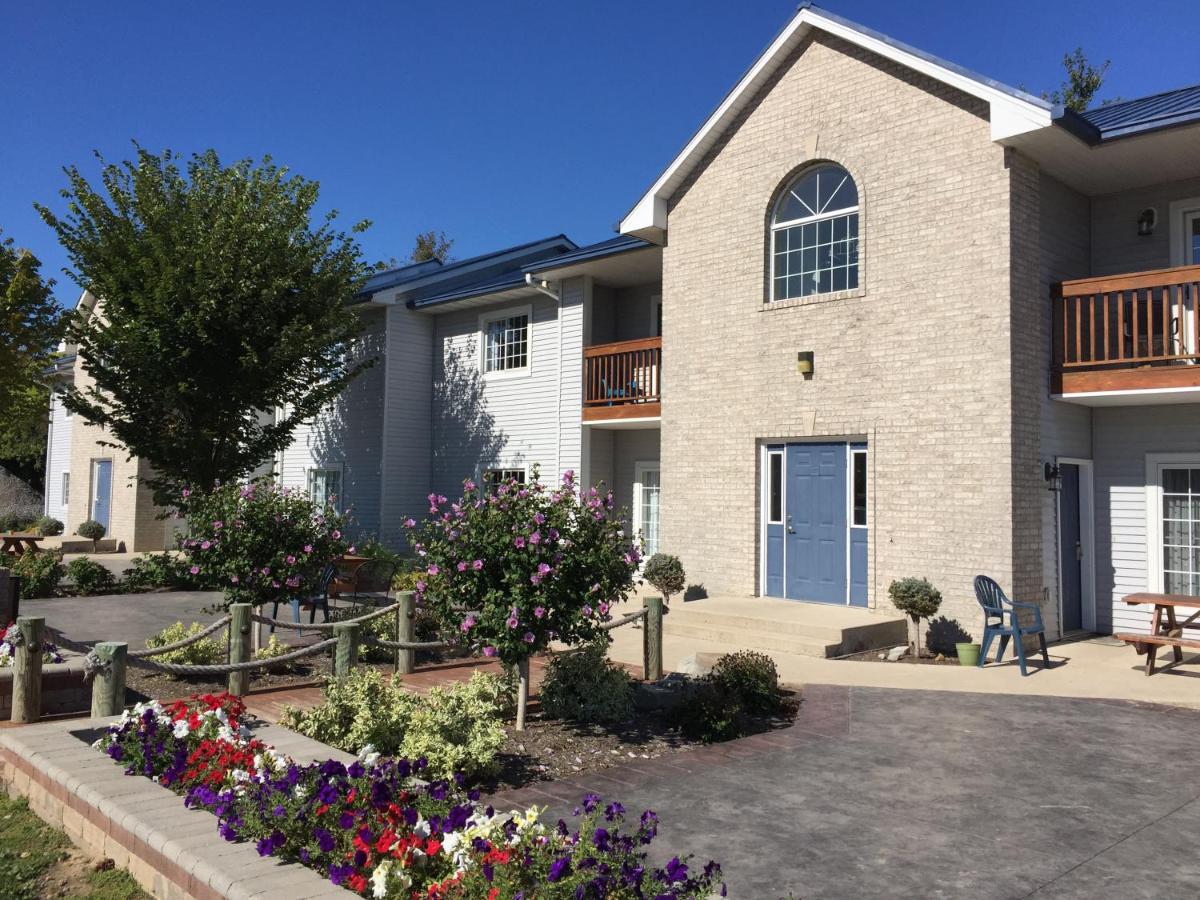 Put-in-Bay Poolview Condo #7 - B&B