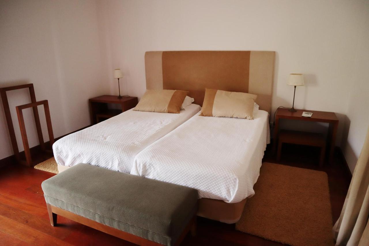 Tweepersoonskamer met 2 Aparte Bedden en Uitzicht op de Bergen