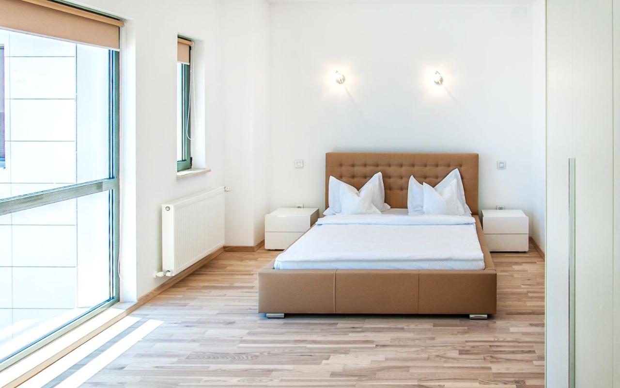 Appartamento con 2 Camere da Letto e Vista Zona Pedonale