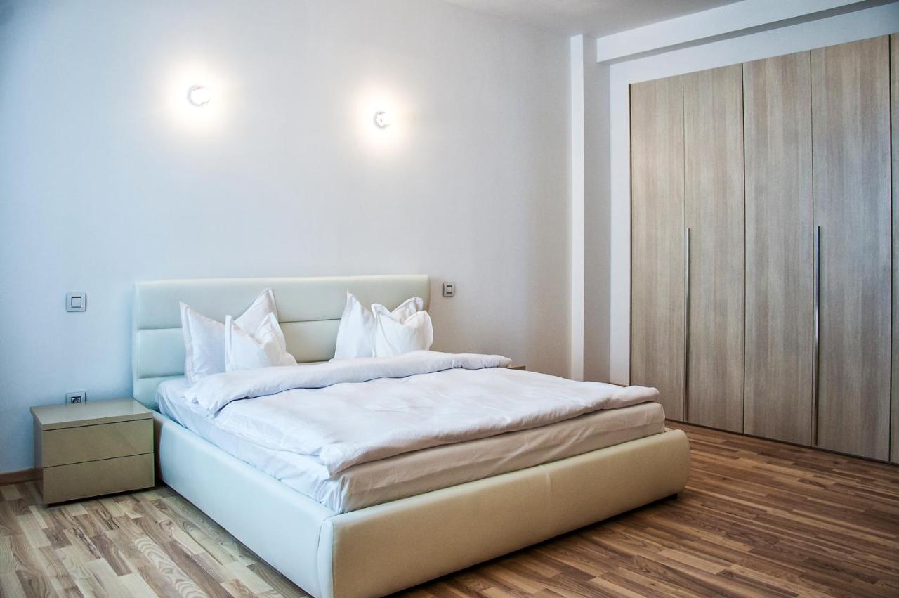 One-Bedroom Apartment with Promenade View