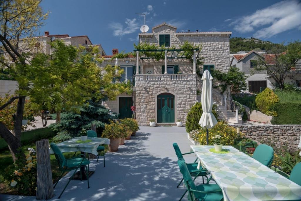 Apartment in Bol with Terrace, Air condition, WIFI, Dishwasher (3758-1) - Chambres d'hôtes Bol