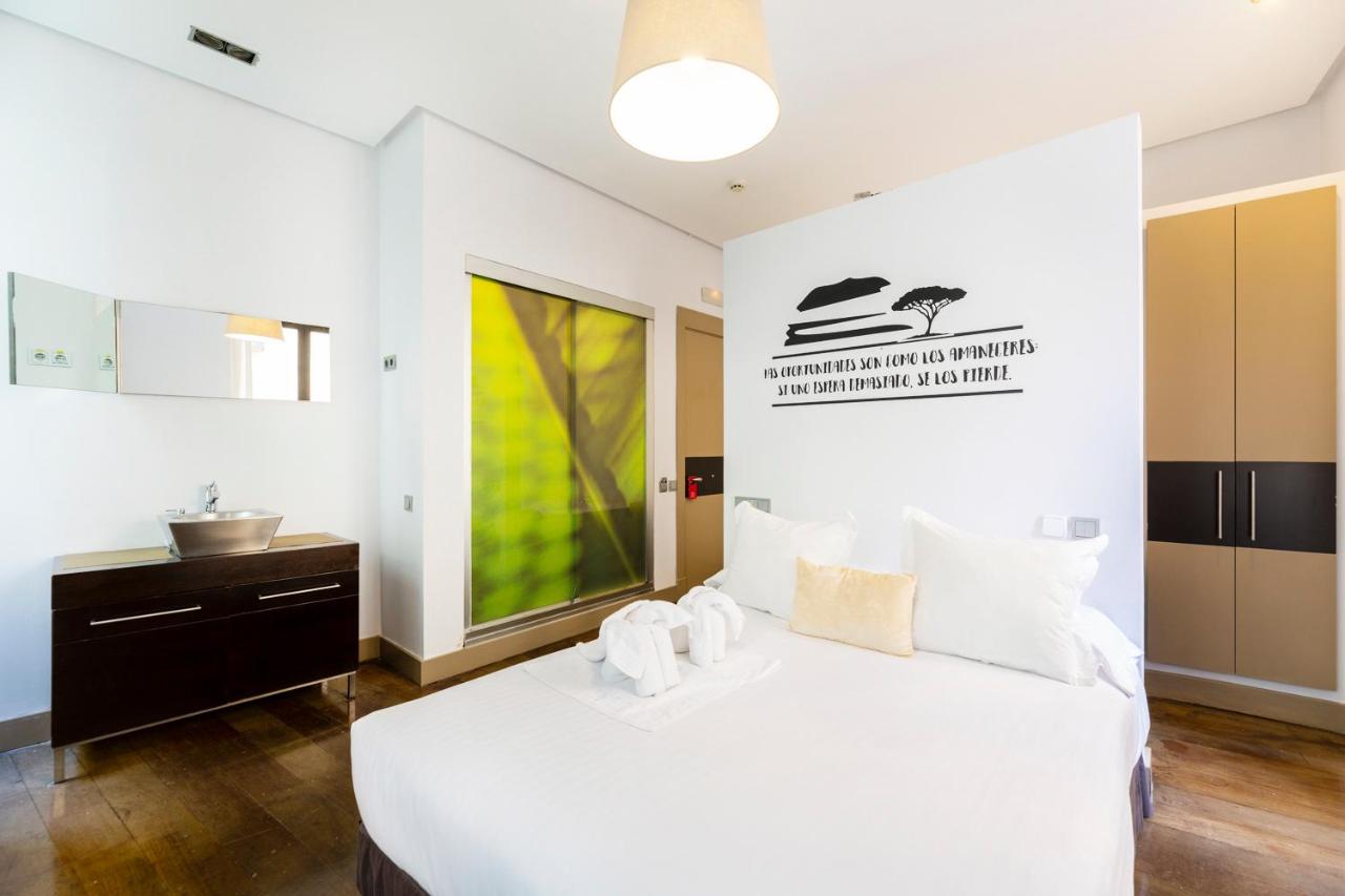 Zimmer mit Queensize-Bett und Whirlpool-Badewanne