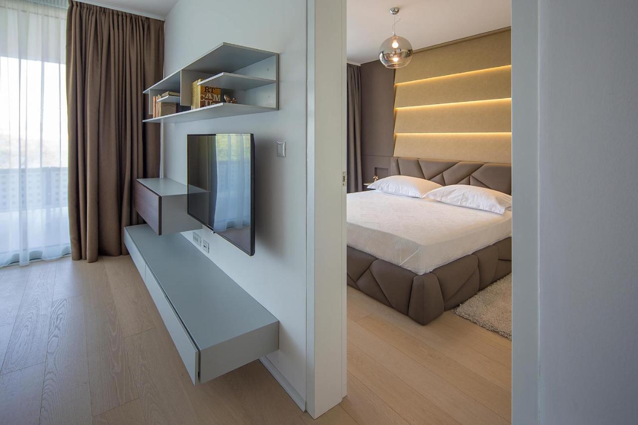 Deluxe One-Bedroom Apartment with Sea View