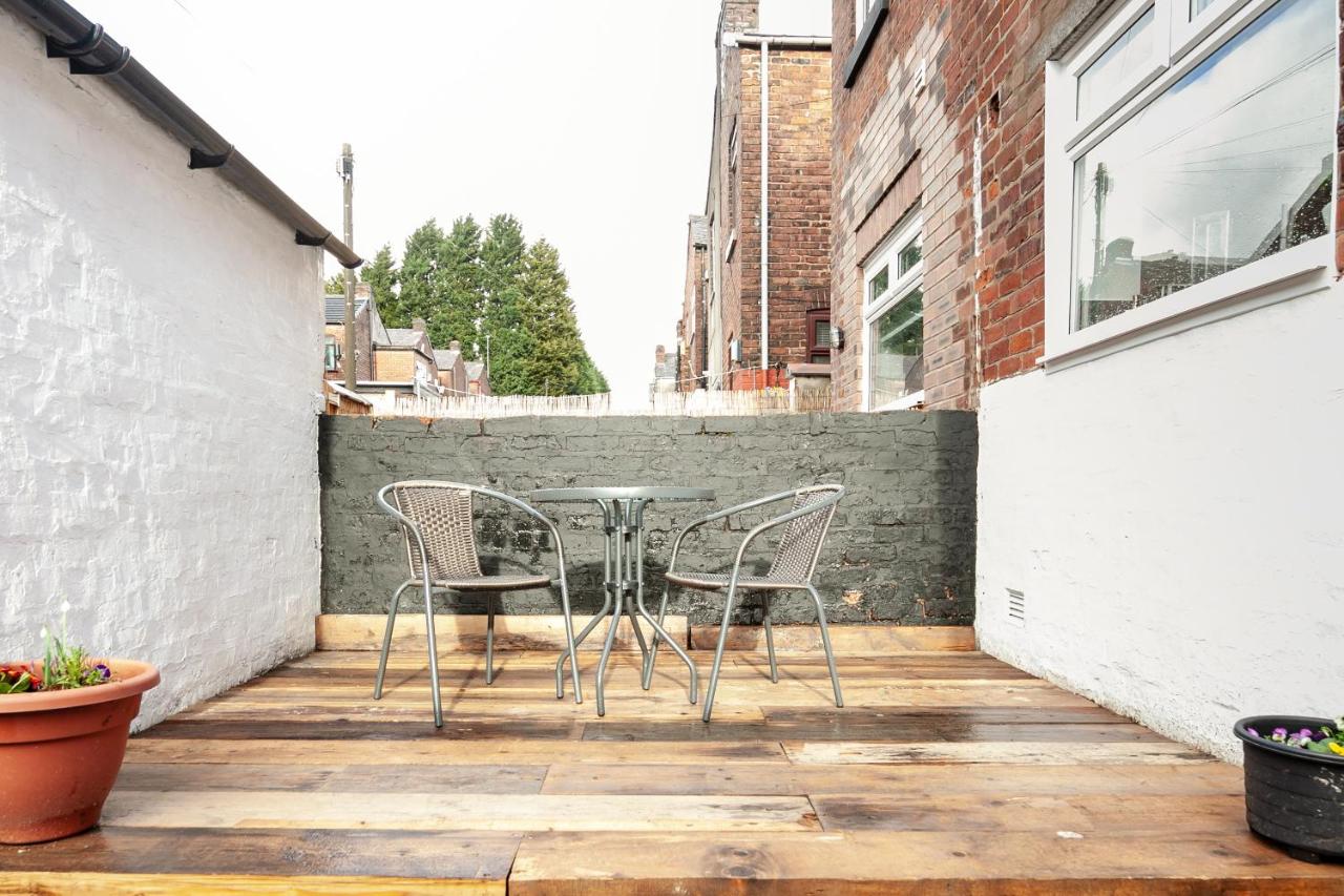 Park House - Large 3 Bedroom Victorian House, 10 Mins from Manchester - B&B