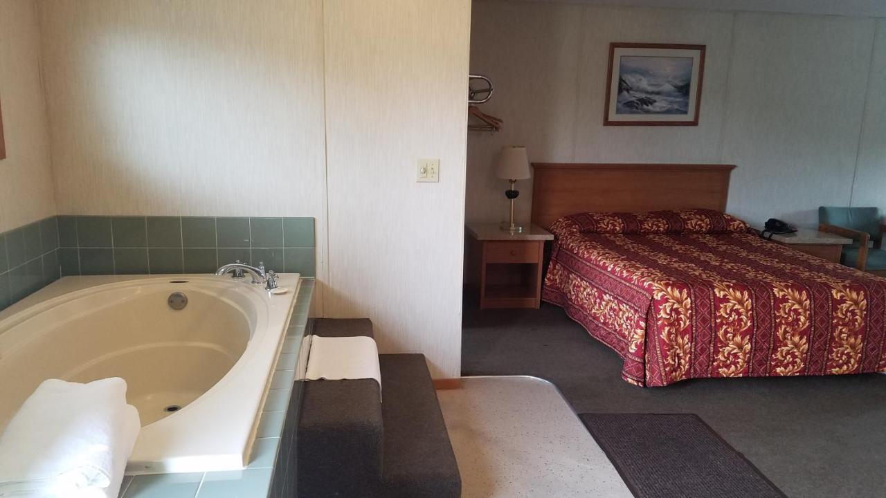 Two Queen Room with Jacuzzi