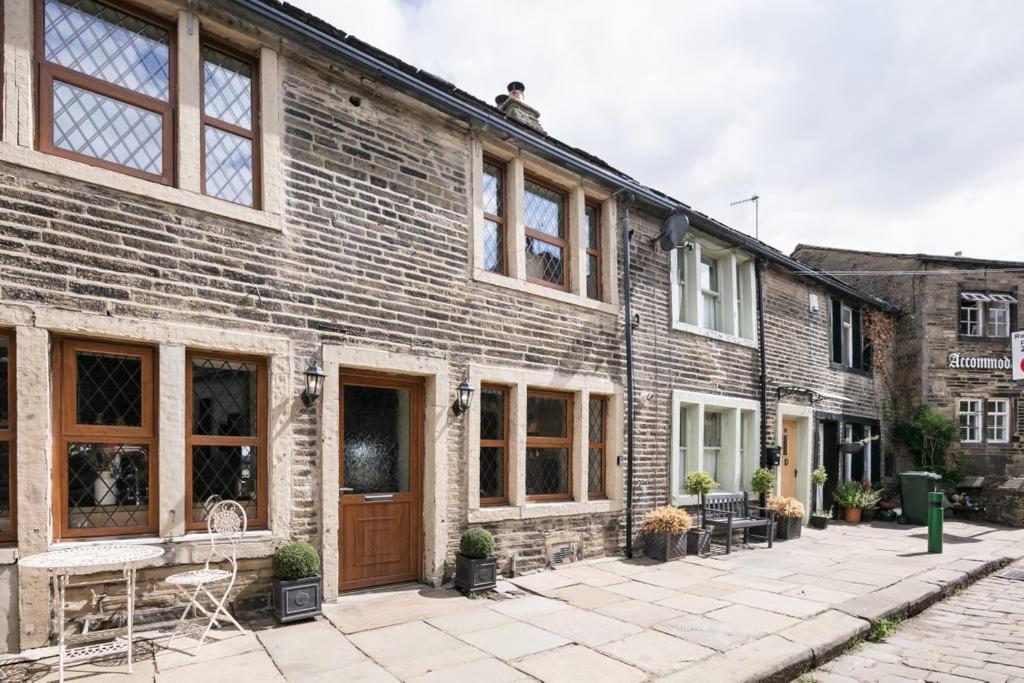 Stunning Blackberry Cottage with Log Burner - located on Haworth Main Street - B&B
