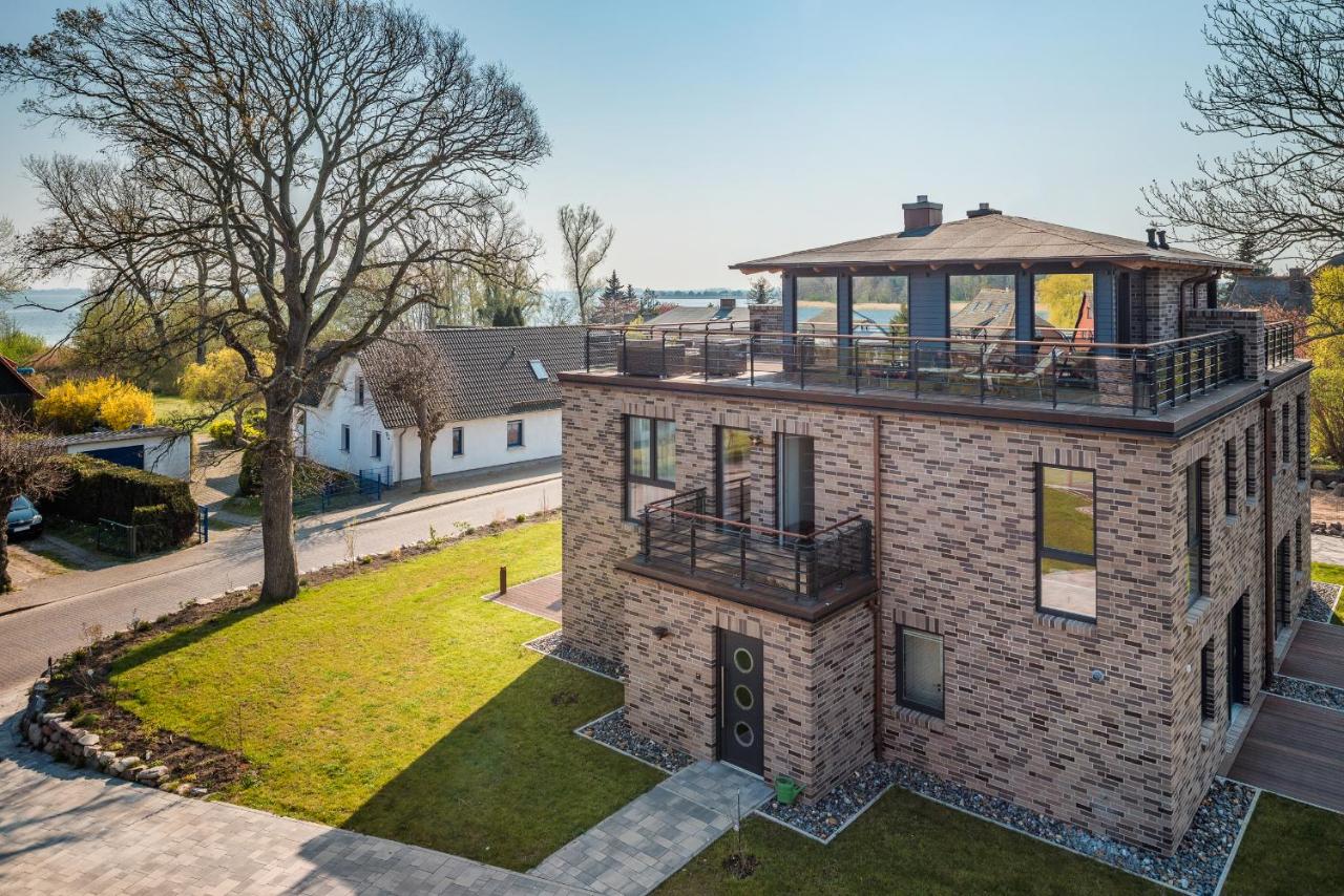 Villa Lotsenhäuser Rügen - Luxus Ferienhaus - 3 Schlafzimmer - Sauna - Dachterrasse mit Boddenblick - Chambres d'hôtes Breege