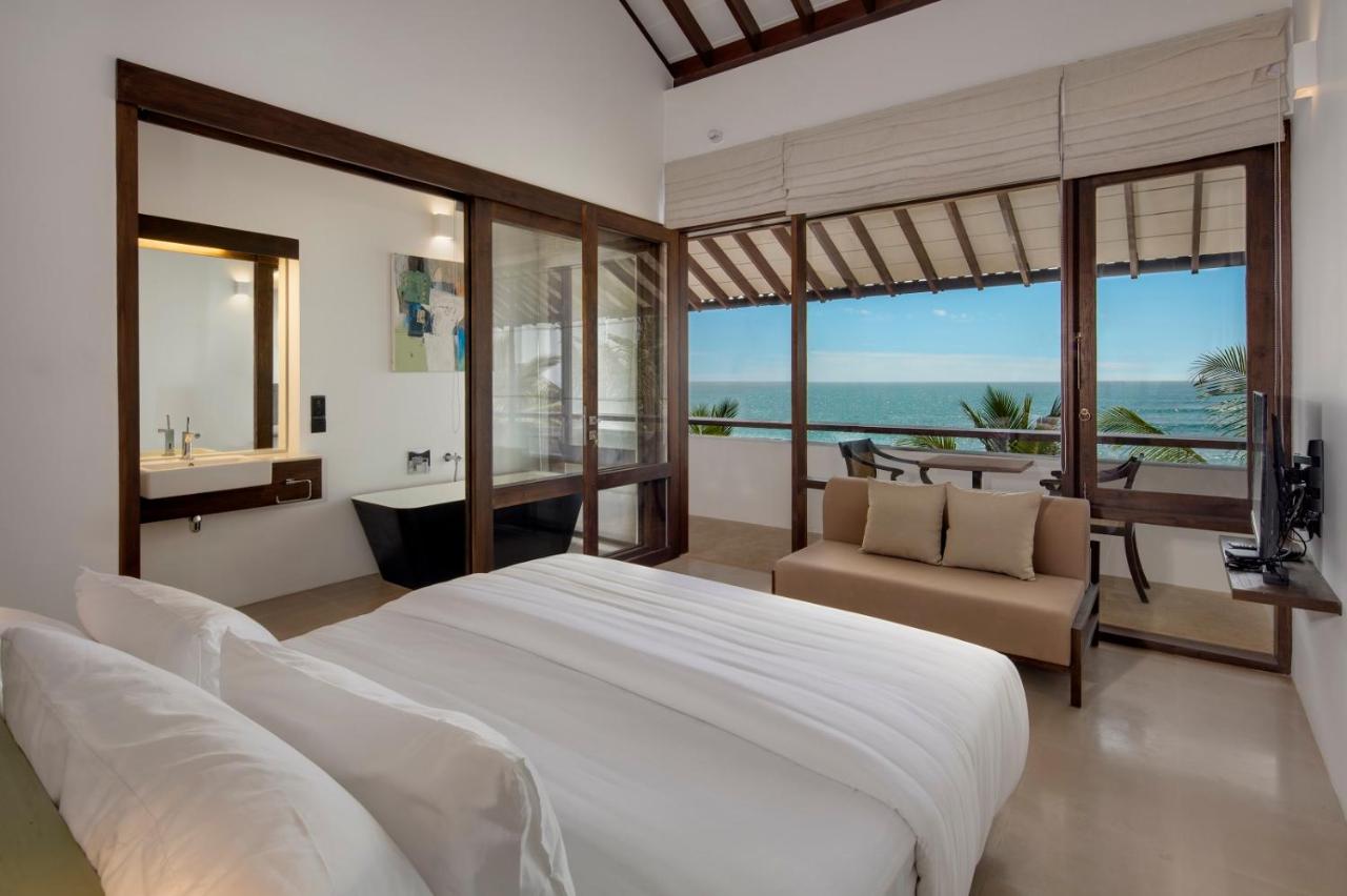 Deluxe King Room with bathtub in Ocean view wing