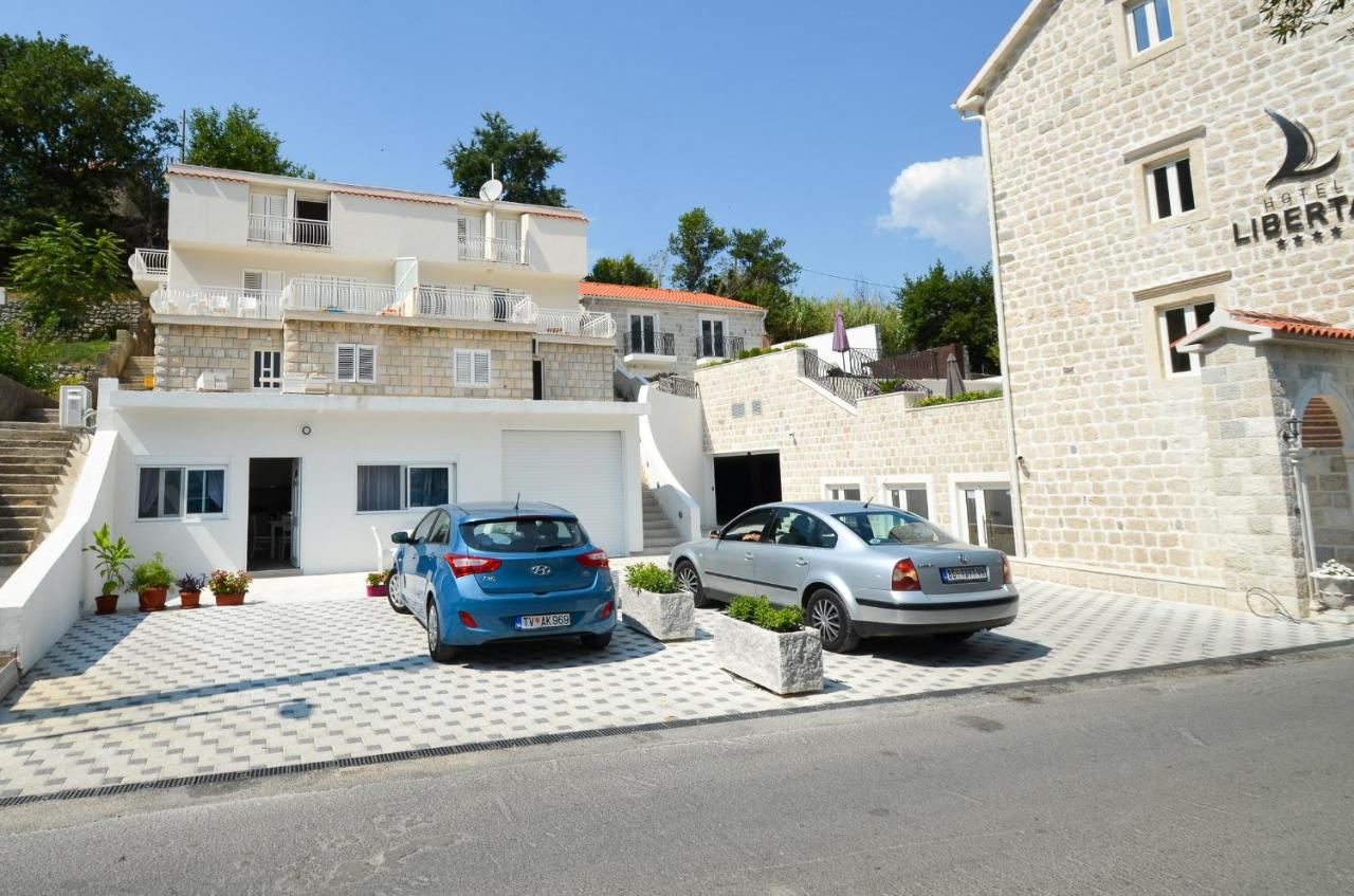Seafront apartment Vujovic - B&B Perzagno