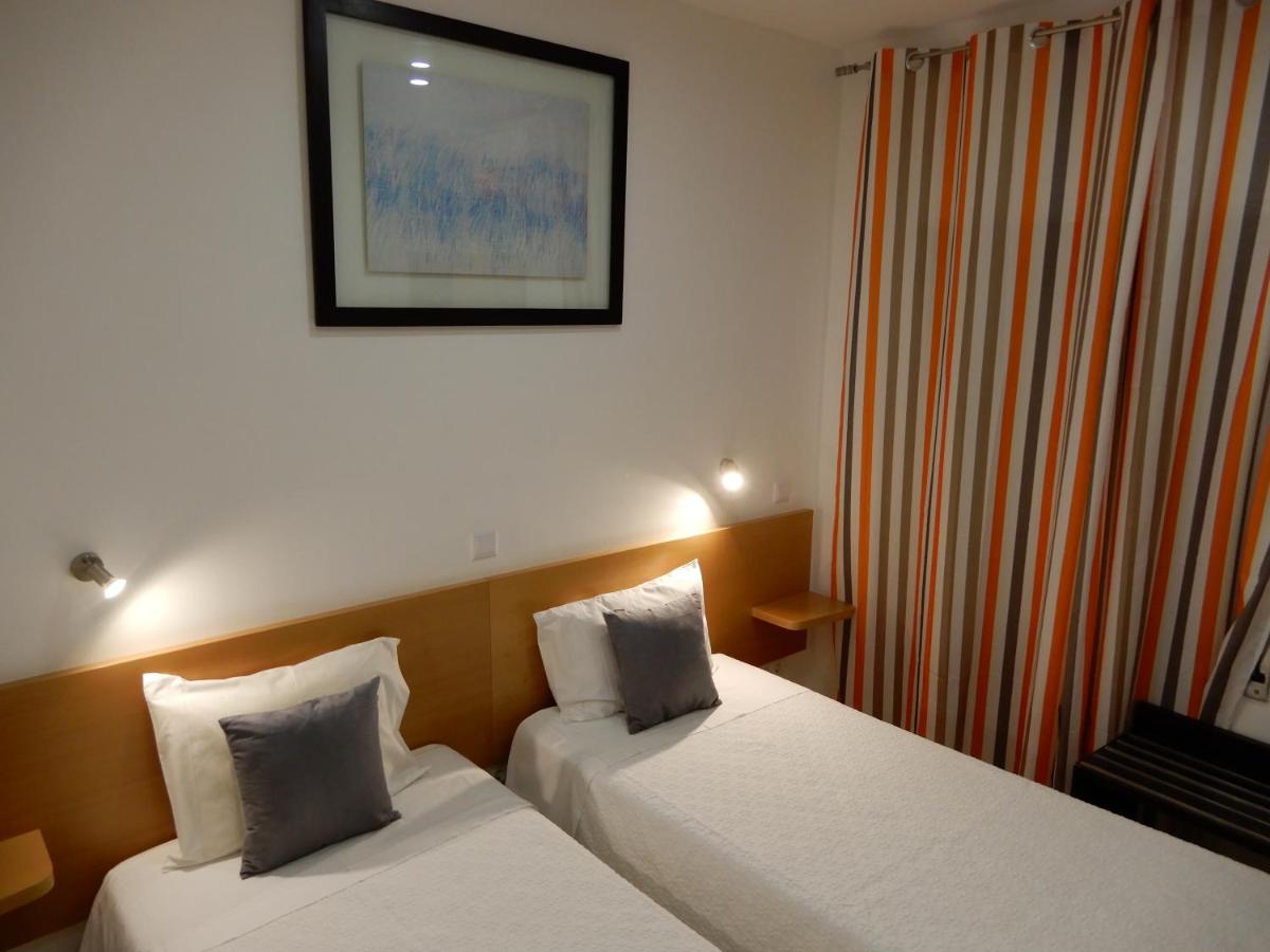 Tweepersoonskamer met 2 Aparte Bedden en Eigen Badkamer