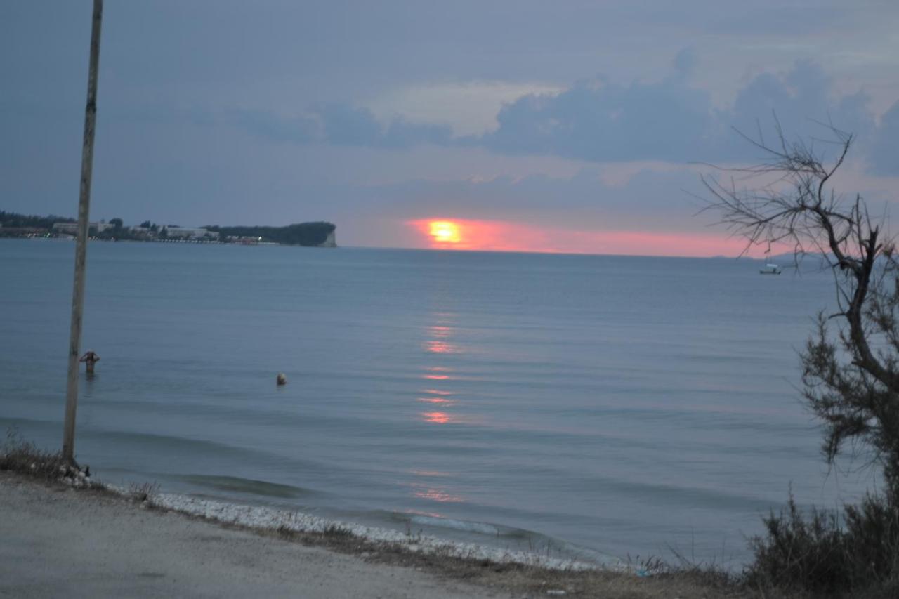 Acharavi, villa next to the beach - B&B